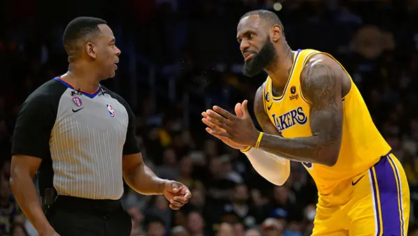 la-lakers-lebron-james-5 LeBron James Lakers -Begging the ref for more calls