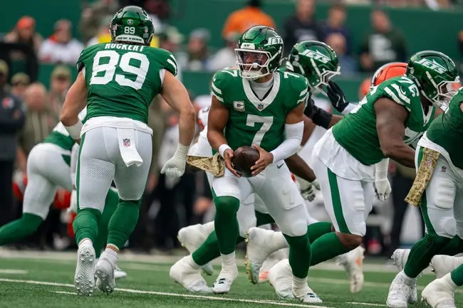 New York Jets quarterback Justin Fields (7) looks to hand the ball off during an NFL Week 10 game between the New York Jets and the Cleveland Browns at MetLife Stadium on Sunday, Nov. 9, 2025.