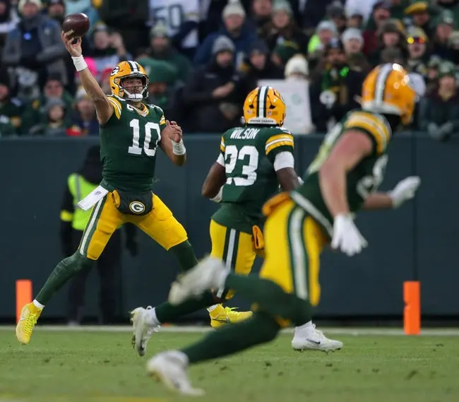 featured-image-1765417323086 Green Bay Packers quarterback Jordan Love (10) against the Chicago Bears on Sunday, December 7, 2025, at Lambeau Field in Green Bay, Wis. The Packers defeated the Bears 28-21. Wm. Glasheen USA TODAY NETWORK-Wisconsin