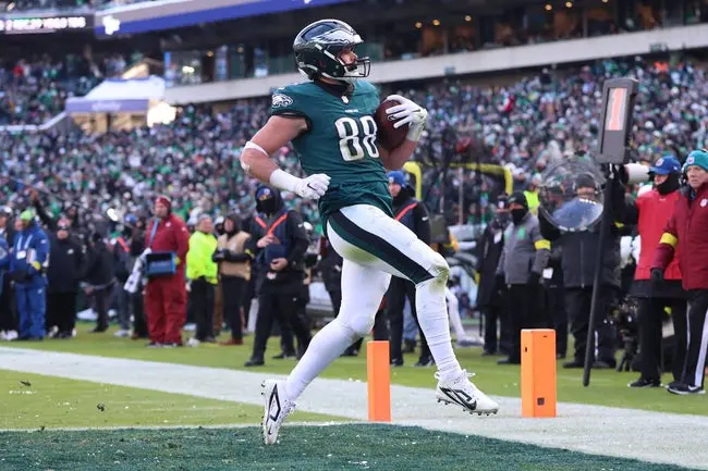 featured-image-1765900699965 Dec 14, 2025; Philadelphia, Pennsylvania, USA; Philadelphia Eagles tight end Dallas Goedert (88) scores a touchdown during the third quarter against the Las Vegas Raiders at Lincoln Financial Field. Mandatory Credit: Bill Streicher-Imagn Images