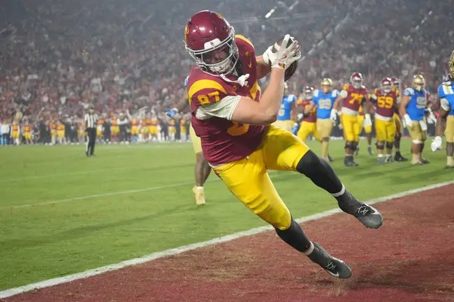 featured-image-1766577671613 Nov 29, 2025; Los Angeles, California, USA; Southern California Trojans tight end Lake McRee (87) catches a 2-yard touchdown pass against the UCLA Bruins in the second half at United Airlines Field at Los Angeles Memorial Coliseum. Mandatory Credit: Kirby Lee-Imagn Images