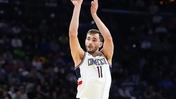 Alex Karaban UConn Huskies is key to our prediction & analysis tonight