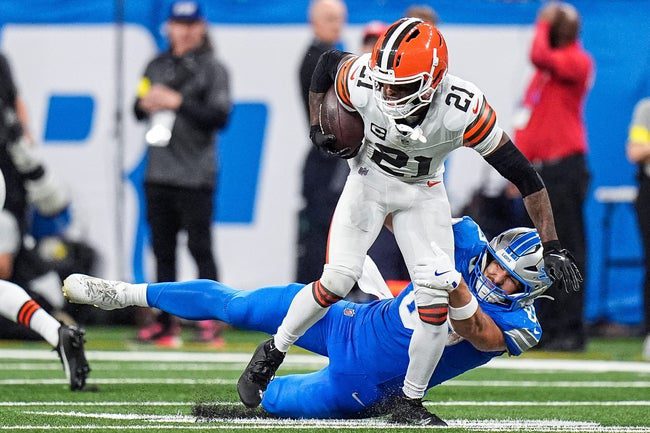 Detroit Lions tight end Sam LaPorta (87) tackles Cleveland Browns cornerback Denzel Ward (21) after Ward intercepts a pass from Detroit Lions quarterback Jared Goff (16) during the second half at Ford Field in Detroit on Sunday, Sept. 28, 2025.