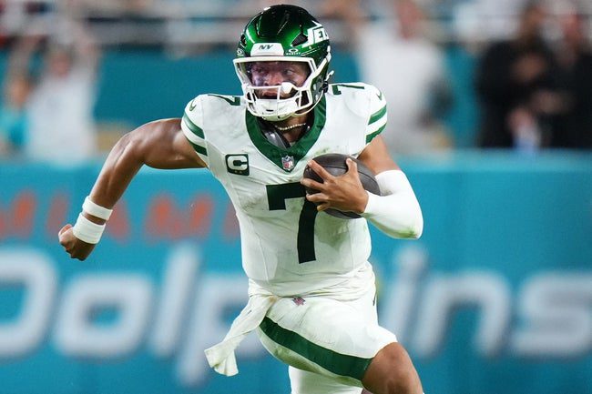 Sep 29, 2025; Miami Gardens, Florida, USA; New York Jets quarterback Justin Fields (7) rushes the ball against the Miami Dolphins during the second half at Hard Rock Stadium. Mandatory Credit: Rich Storry-Imagn Images