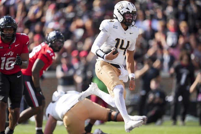 Oct 11, 2025; Cincinnati, Ohio, USA; UCF Knights quarterback Cam Fancher (14) carries the ball for a touchdown against the Cincinnati Bearcats in the second half at Nippert Stadium. Mandatory Credit: Aaron Doster-Imagn Images