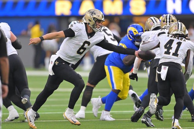 Nov 2, 2025; Inglewood, California, USA; New Orleans Saints quarterback Tyler Shough (6) hands off to running back Alvin Kamara (41) during the second half against the Los Angeles Rams at SoFi Stadium. Mandatory Credit: Jayne Kamin-Oncea-Imagn Images
