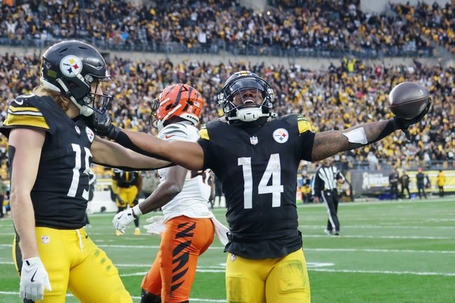 Nov 16, 2025; Pittsburgh, Pennsylvania, USA; Pittsburgh Steelers running back Kenneth Gainwell (14) reacts after a play against the Cincinnati Bengals during the second half at Acrisure Stadium. Mandatory Credit: Charles LeClaire-Imagn Images