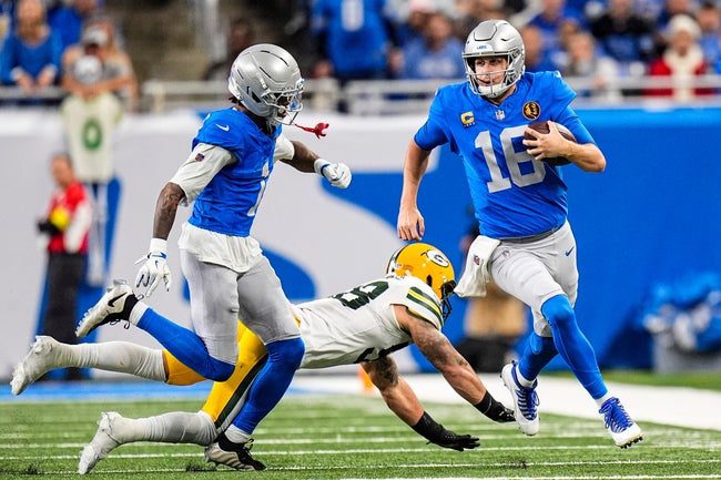 Detroit Lions quarterback Jared Goff (16) runs against Green Bay Packers during the second half at Ford Field in Detroit on Thursday, Nov. 27, 2025.
