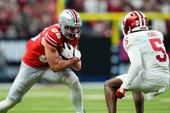 Ohio State Buckeyes tight end Max Klare (86) catches a pass in front of Indiana Hoosiers defensive back D'Angelo Ponds (5) during the Big Ten Conference championship game at Lucas Oil Stadium in Indianapolis on Dec. 6, 2025. Ohio State lost 13-10.